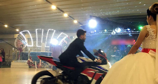 Düğün salonuna motosikletiyle geldi