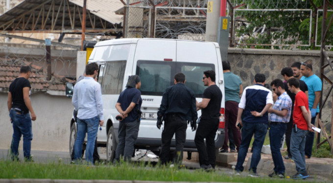 Askeri üste bombalı araç paniği