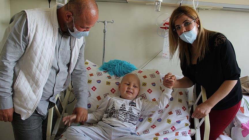 Oğlunun tedavisi için iş yerini kapattı