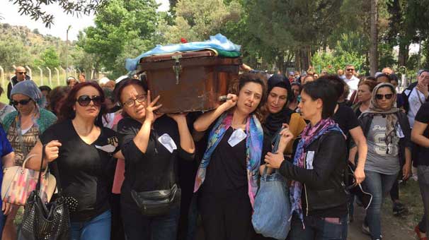 Cenazesini kadınlar taşıdı