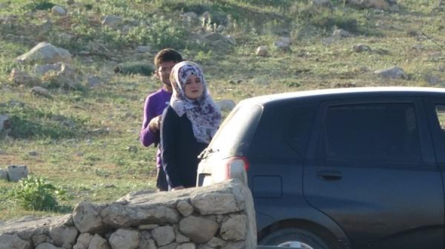 Öz kızını rehin aldı