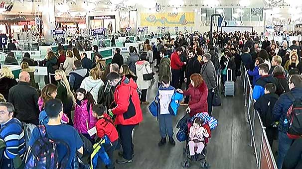 Havalimanında tatil yoğunluğu