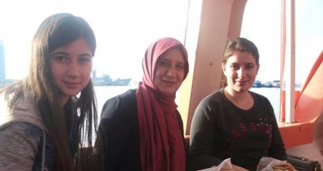 Anne ve kızları üniversitede