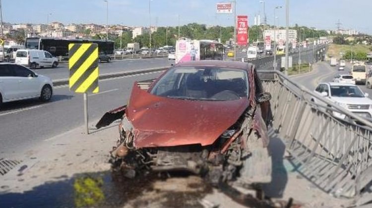 Yaralanan kadının cüzdanını çaldılar