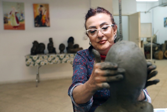 Eşlerinin heykellerini yapıyorlar