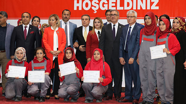 İlk lisanslı kadın seyisler mezun