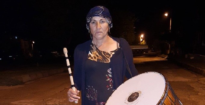 Kadın davulcu sahura kaldırıyor