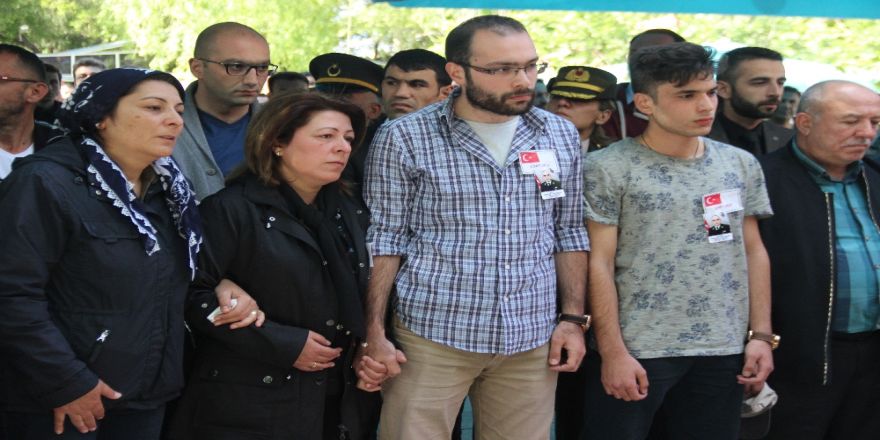 Babalarını el ele uğurladılar