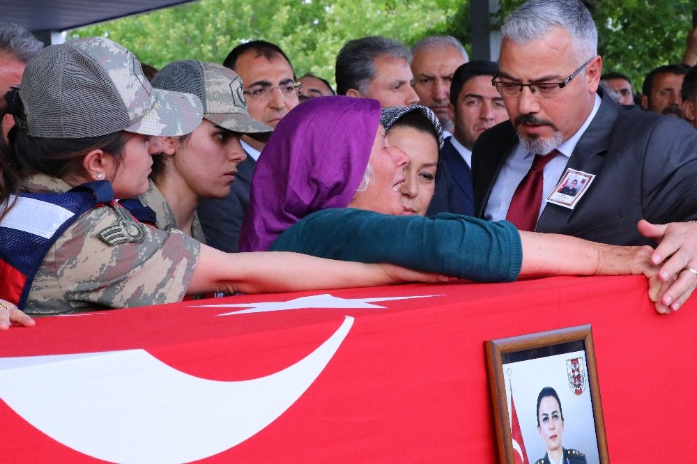 Şehit Yarbay|ı binler uğurladı