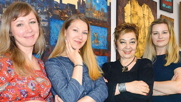 Rus kadın ressamlar|İstanbul|u dinliyor|