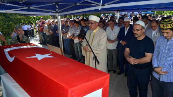 Şehit polis toprağa verildi