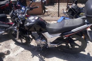 Motosikletli genç otobüsle çarpıştı