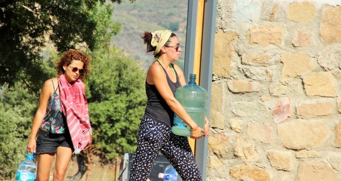 Damacanalarla yangın söndürmeye gittiler