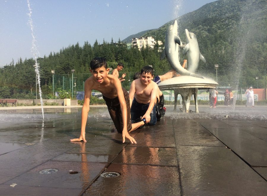 Sıcaktan süs havuzuna girdiler