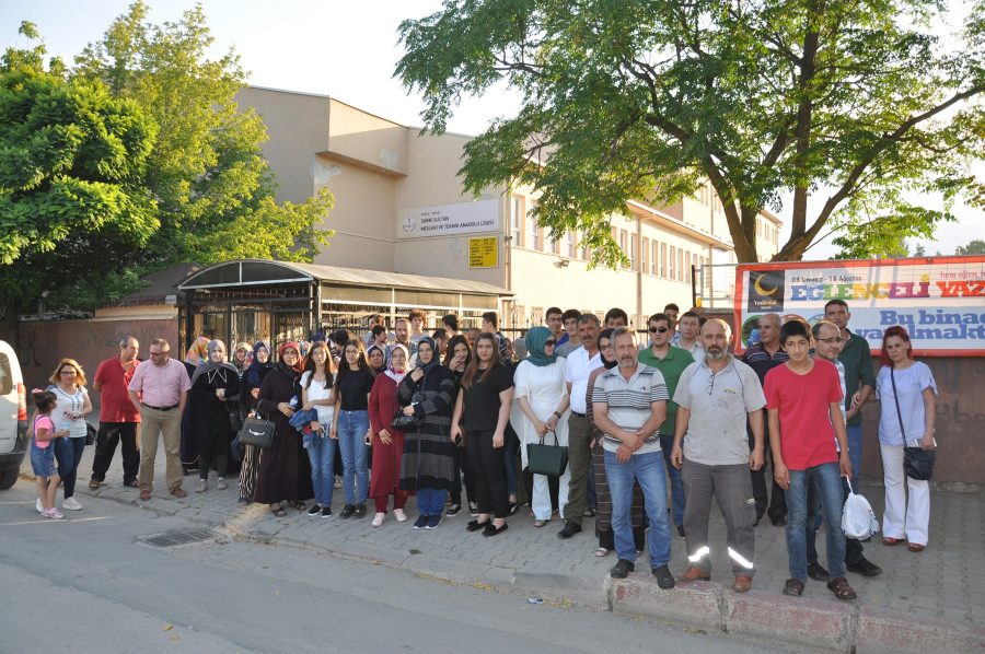 Okullarının kapanmasına velilerden tepki
