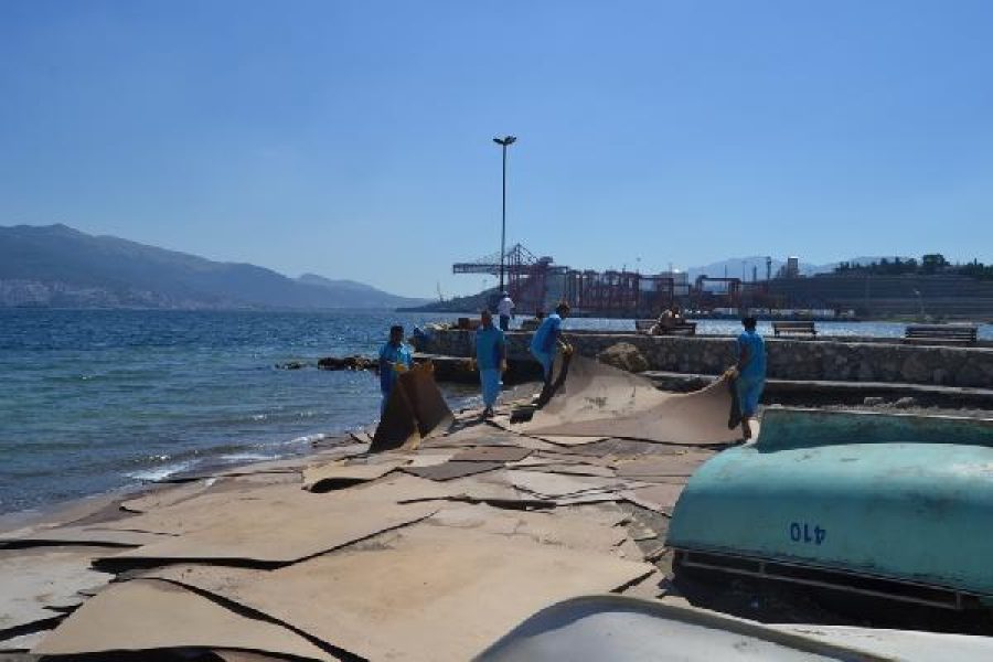 Gemlik sahilde temizlik sürüyor