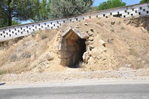 Defineciler orayı talan etti