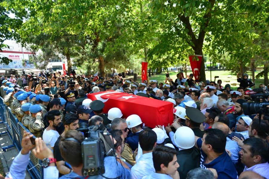 Şehit son yolculuğuna uğurladı