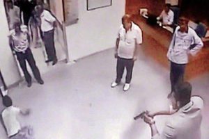 Doktor bıçakla rehin alındı