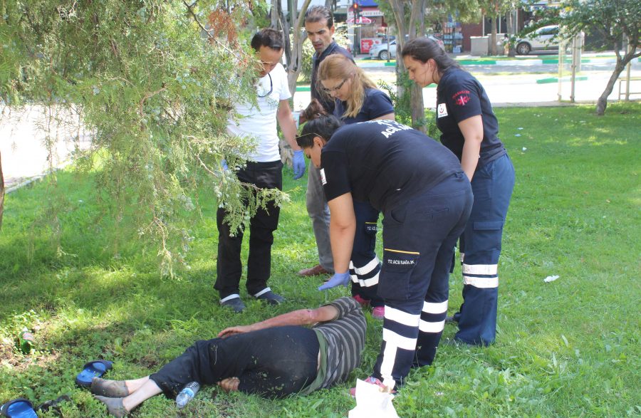 Parkta bayılan adama hemşire yetişti