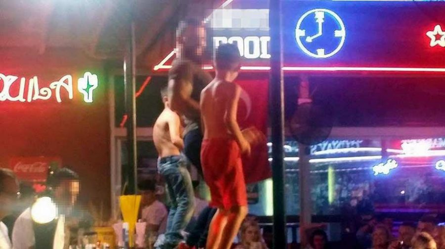 Çocukların yarı çıplak dansına tepki
