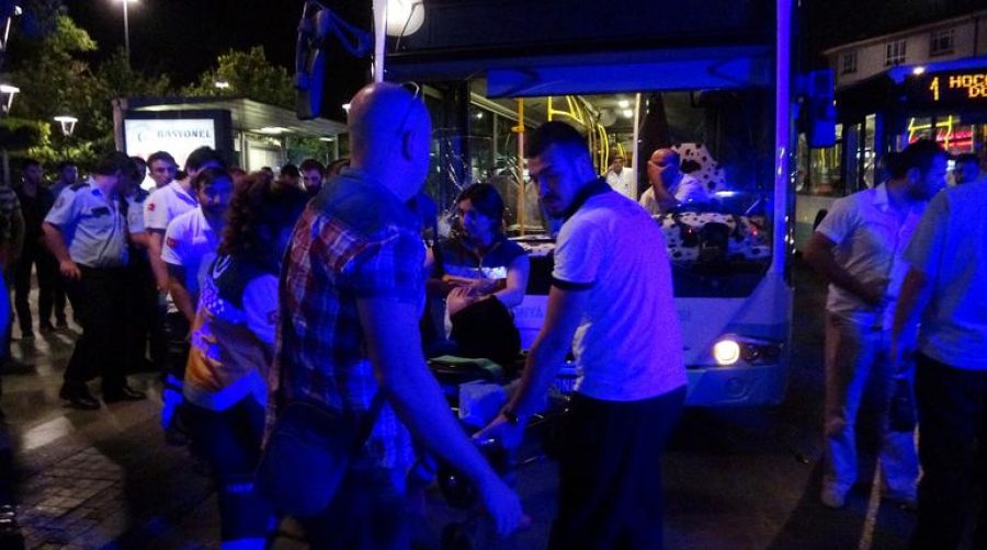 Halk otobüsü yolculara çarptı