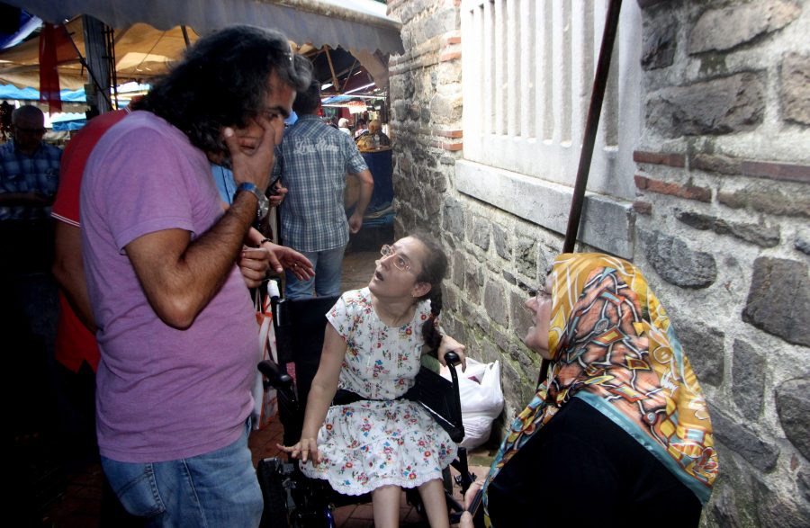 Engelli kızın çantasını çalan hırsız yakalandı