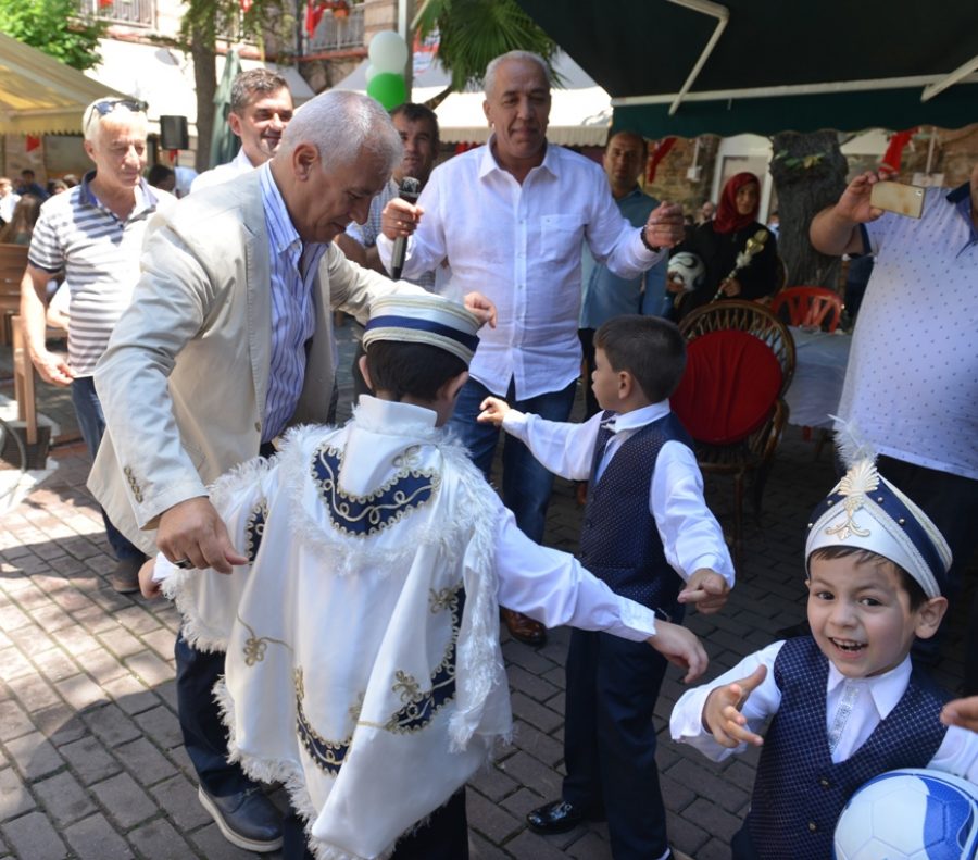 Bozbey, çocukların sünnet heyecanını paylaştı