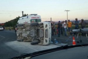 Minibüs otomobille çarpıştı: 11 yaralı