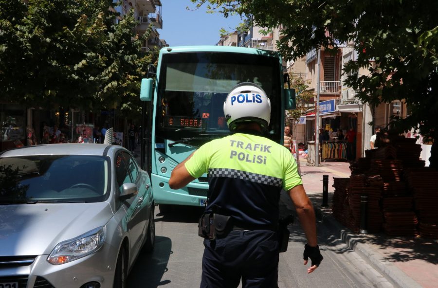Sürücülere kızıp yolu kesti