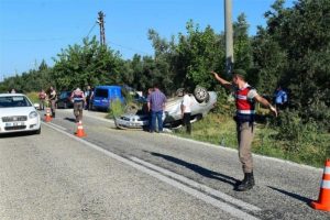 Kavşakta otomobile çarptı: 3 yaralı