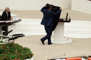 Meclis kürsüsünde protesto