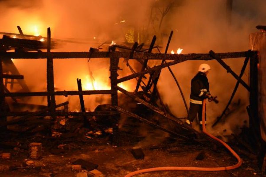 Bursa kereste atölyesinde yangın