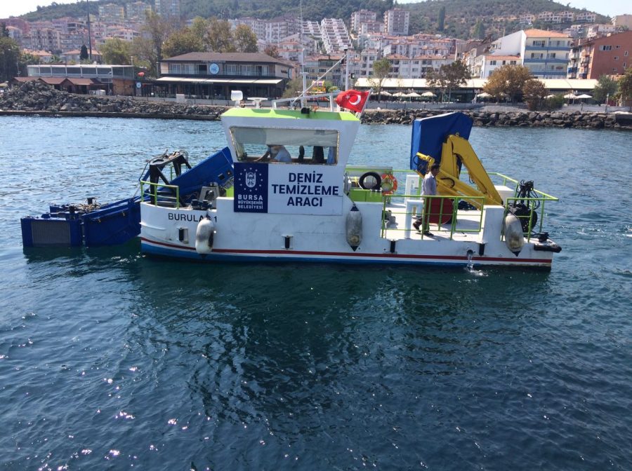 Deniz süpürgesine buzdolabı takıldı