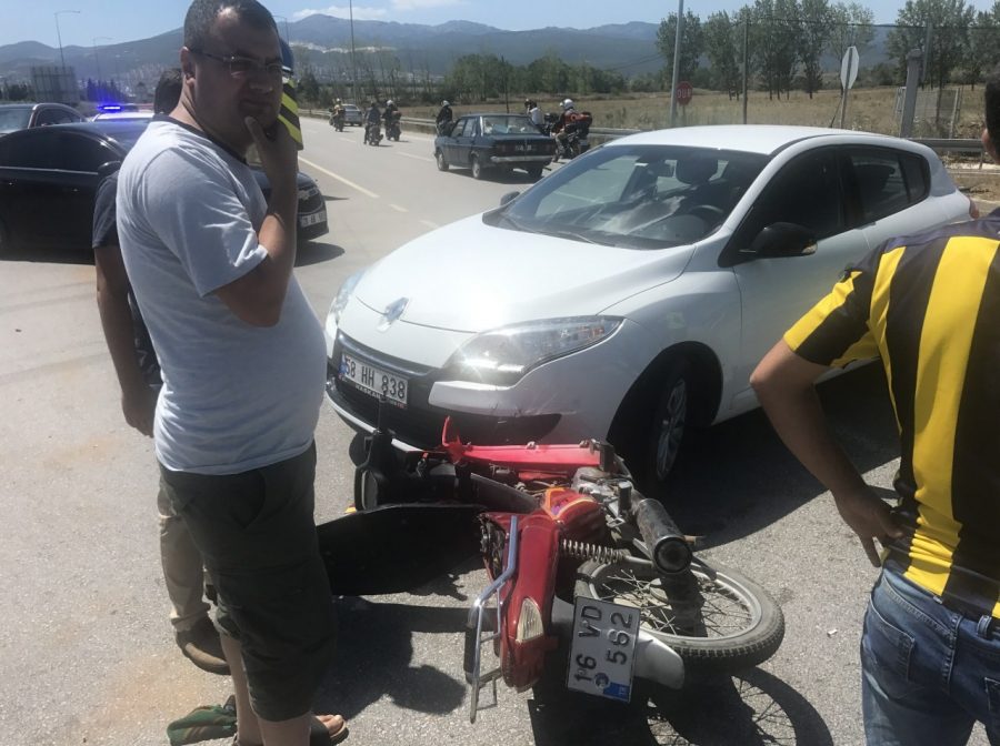 Motosiklet otomobilin altına girdi