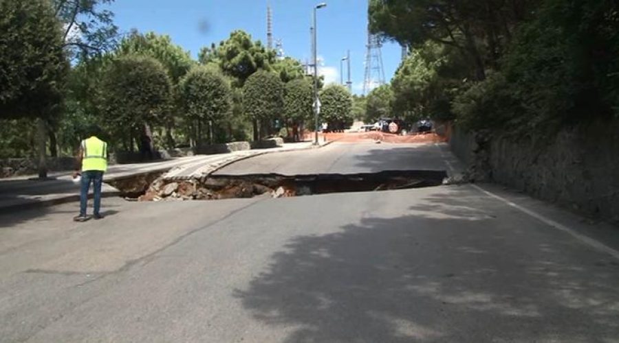 Yol çöktü, araç içine düştü