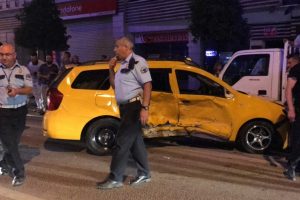 Ticari taksiye ortadan çarptı