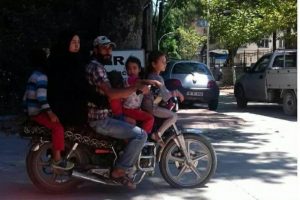 Motosiklette 5 kişilik yolculuk