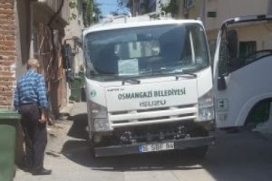 Çöp kamyonu asfaltı çökertti