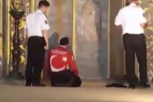 Protesto için Ayasofya’da namaza durdular