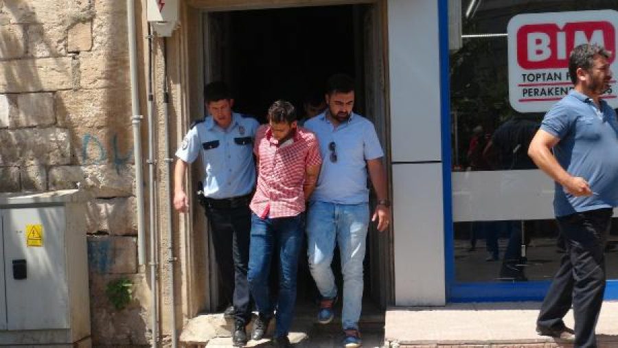 Yaralanan kardeşini dövmeye koştu