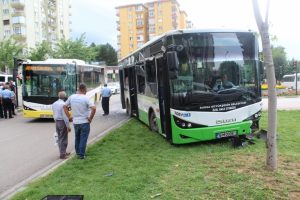 Belediye otobüsleri çarpıştı
