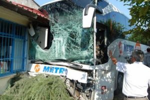 Otobüs çay ocağına girdi