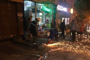 Servis minibüsü dükkana girdi