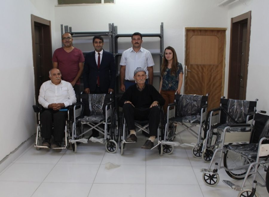 5 adet engelli arabası bağışladı
