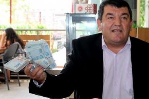 Basın toplantısına paralarla geldi