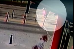 Tramvay kadına çarptı