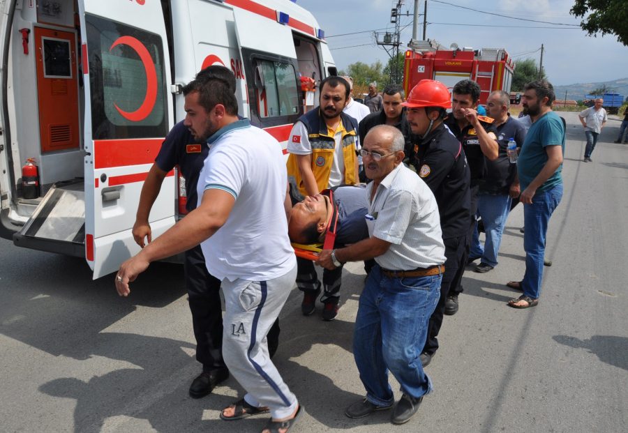 Minibüs tarlaya uçtu
