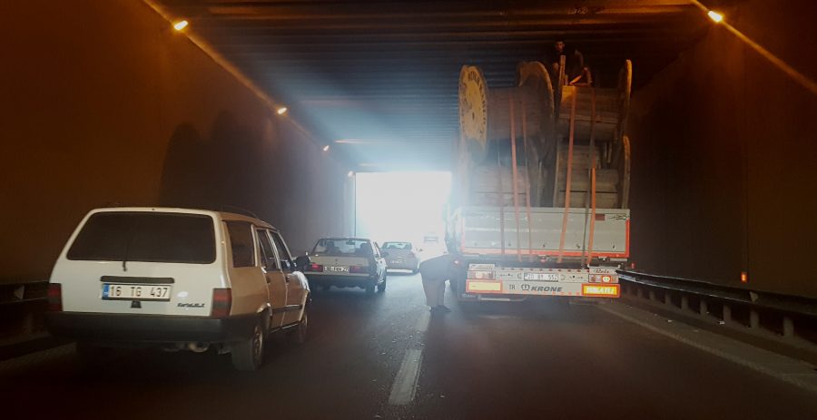 Kamyon alt geçide sıkıştı