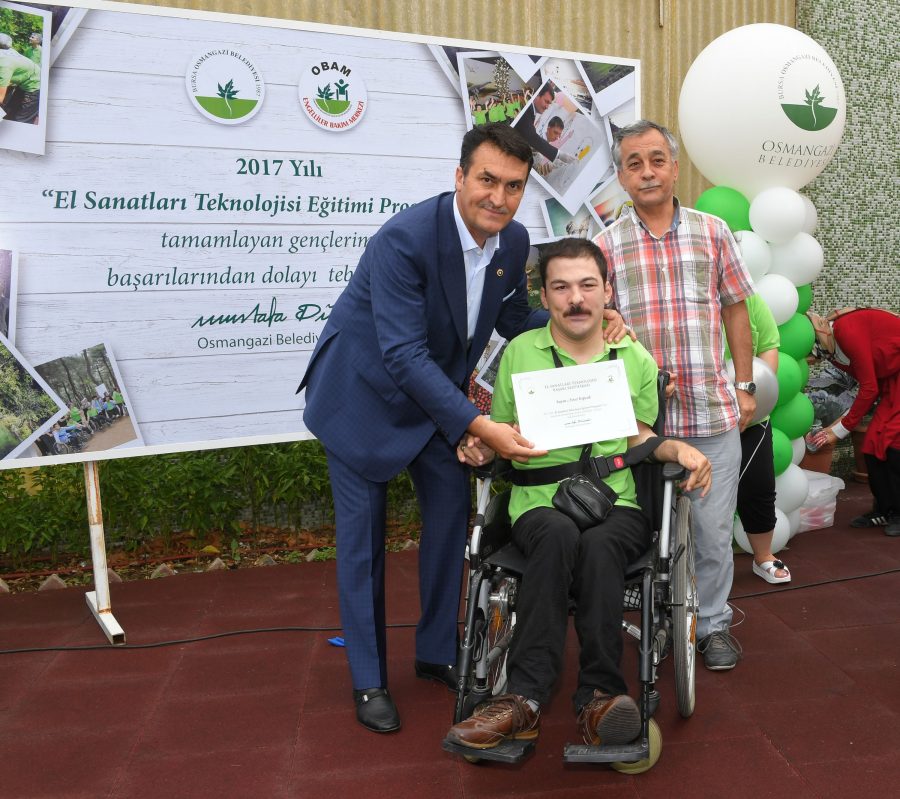 Engelli öğrencilerin sertifika heyecanı